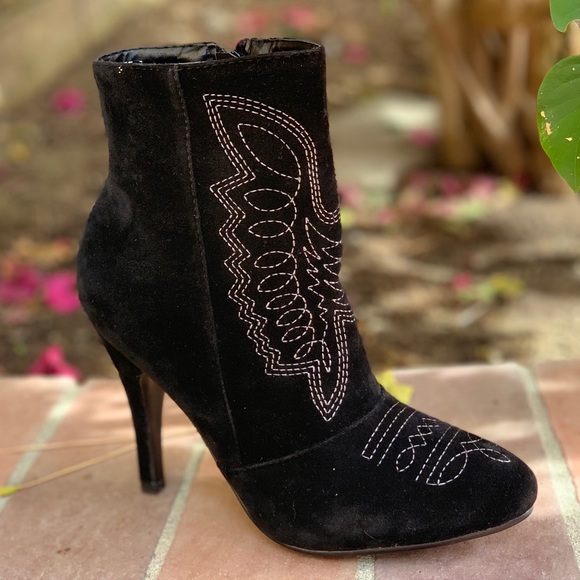 Ladies Cassidy' Black Pointy Toe Booties - Picture 4 of 7